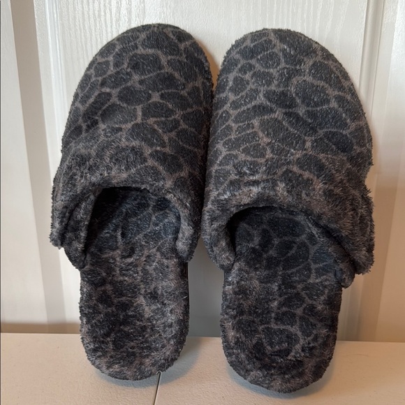 Vionic Gray Leopard Print Slippers (sz 7) - Picture 1 of 6